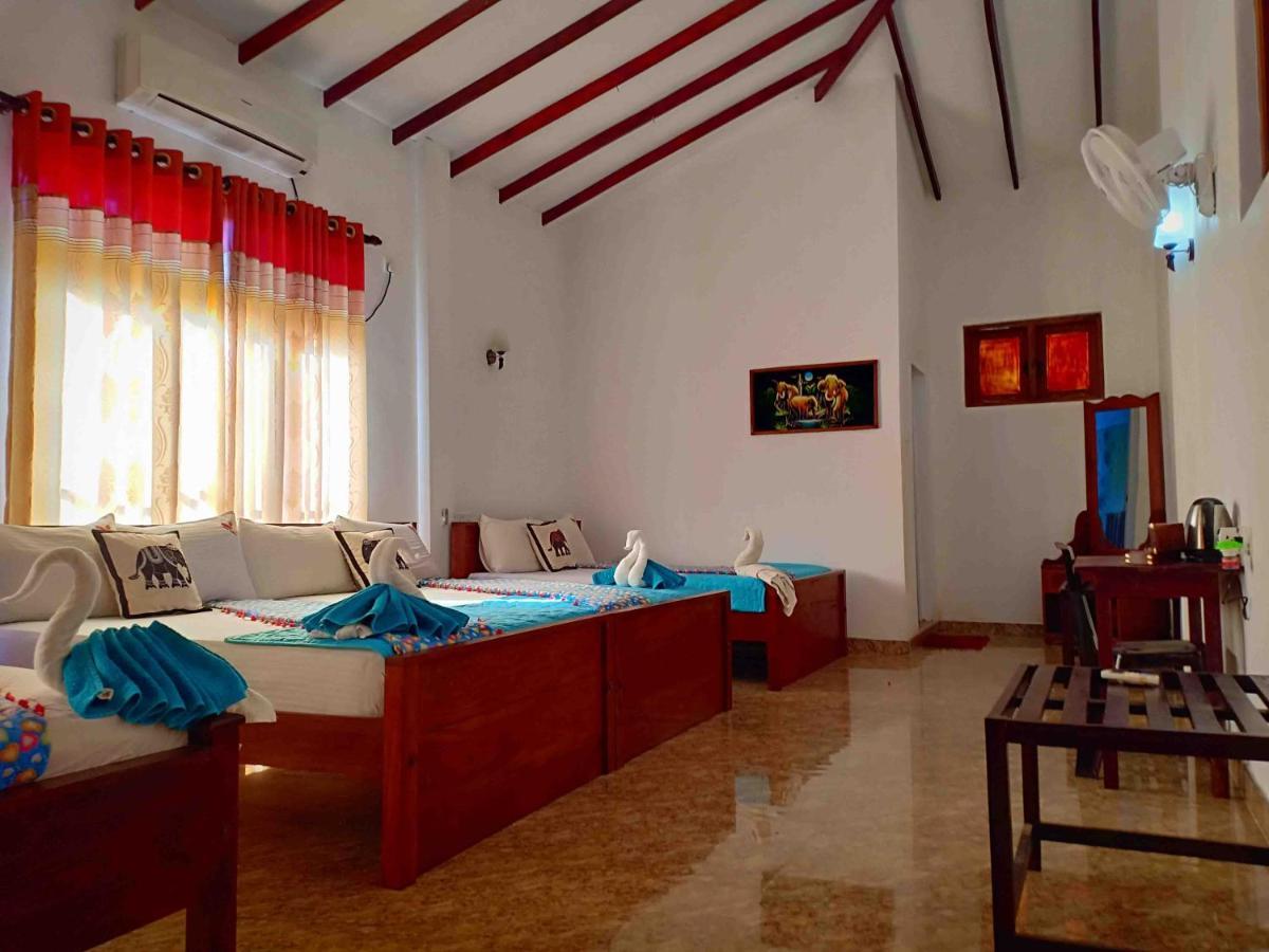 Hungry Lion Sigiriya Hotel ภายนอก รูปภาพ