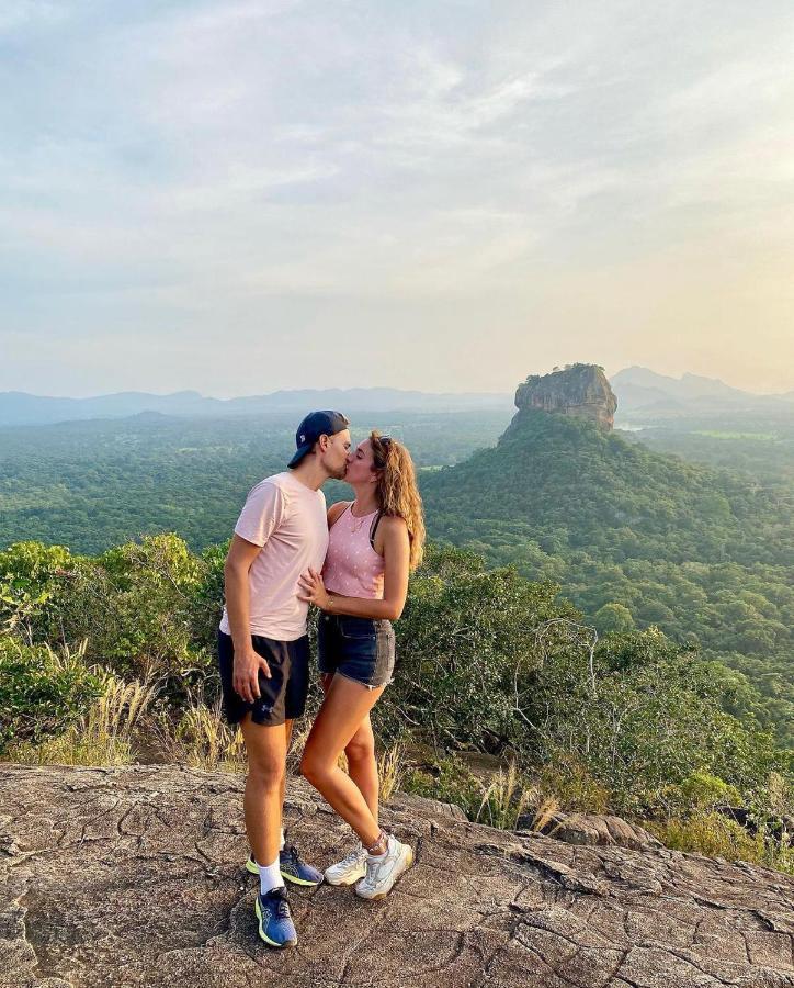 Hungry Lion Sigiriya Hotel ภายนอก รูปภาพ