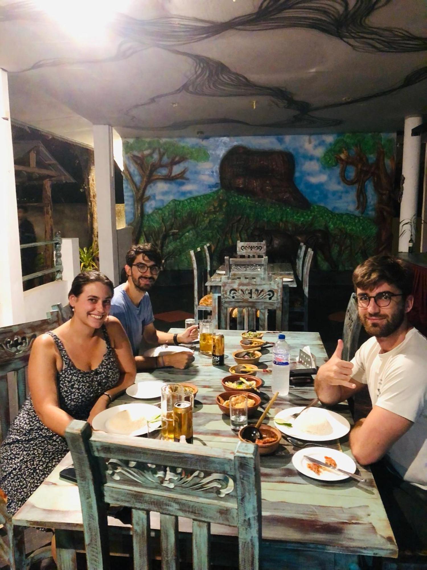 Hungry Lion Sigiriya Hotel ภายนอก รูปภาพ